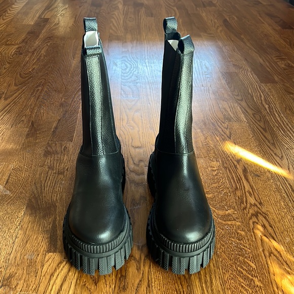 SOLD - ASOS DESIGN Addison premium chunky leather chelsea boots in black - Picture 2 of 8